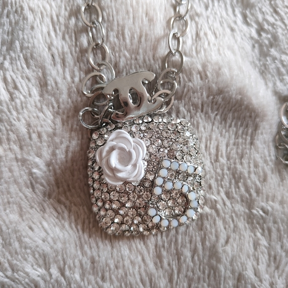 Elegant Cubic Zirconia White Flower Necklace - Picture 8 of 17